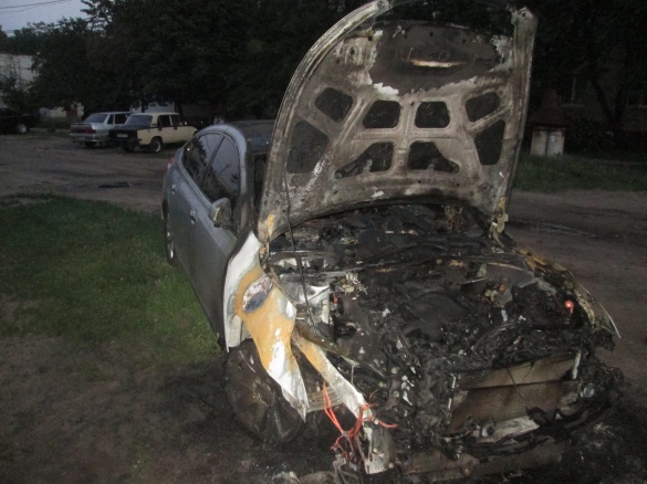 У Черкасах несподівано загорілася автівка