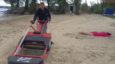 Черкаські комунальники випробували нову техніку для очистки піску