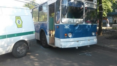 Черкаські інкасатори в’їхали у тролейбус