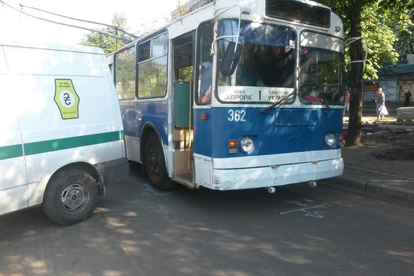 Черкаські інкасатори в’їхали у тролейбус