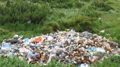 На Черкащині військові закопували сміття у лісі
