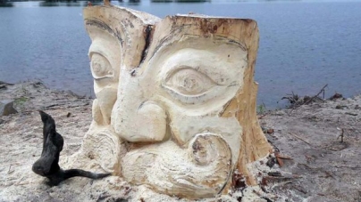 На черкаському пляжі з’явилася дерев’яна фігура