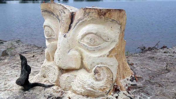 На черкаському пляжі з’явилася дерев’яна фігура