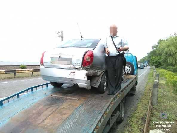 Через пошкоджене колесо черкаський водій звернувся до патрульних