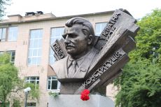 У Черкасах відкрили пам’ятний знак «батьку Конституції України» Михайлу Сироті
