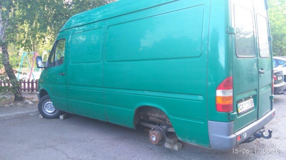 Цієї ночі у Черкасах вкрали два колеса з мікроавтобуса