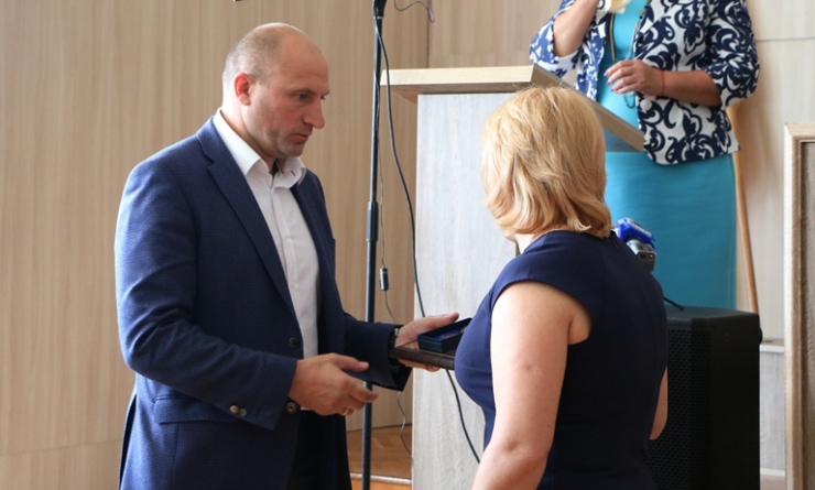 Міський голова Черкас Анатолій Бондаренко нагородив загиблого АТОвця за заслуги перед містом