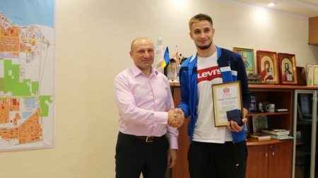 Міський голова відзначив 21-річного баскетболіста Олександра Кобця