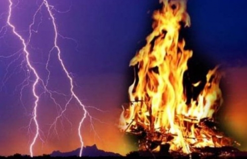 За добу блискавки спричинили три пожежі на Черкащині
