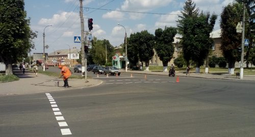 У Смілі оновлюють розмітку на пішохідних переходах