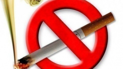Черкасці вимагають заборонити куріння на зупинках