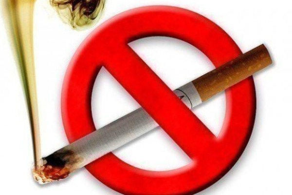 Черкасці вимагають заборонити куріння на зупинках