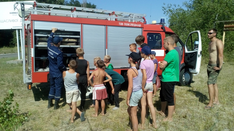 Канівські рятувальники розповіли дітлахам про «безпечне літо»