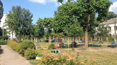 Щоб врятувати дітей від спеки у черкаському дитячому садочку носять воду в тазках
