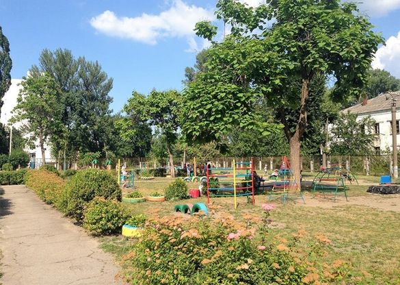 Щоб врятувати дітей від спеки у черкаському дитячому садочку носять воду в тазках