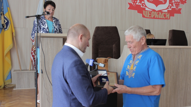 Черкаський винахідник Толбатов на сесії отримав нагороду