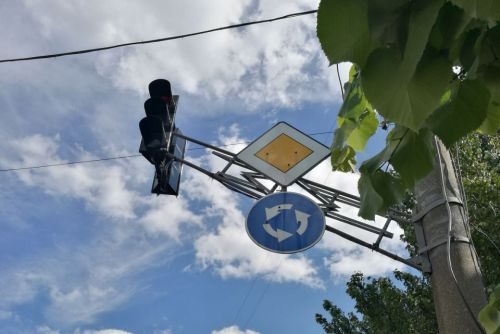 В Умані на найпроблемніших ділянках автошляхів встановили знаки