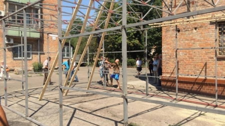 На вулиці Чорновола демонтують незаконний МАФ