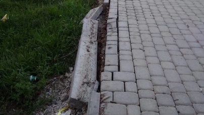 В одному із мікрорайонів Черкас руйнується узвіз