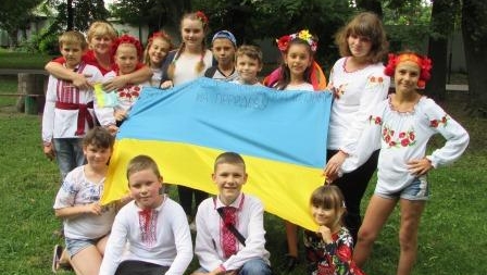 Маленькі шполяни передали на передову український прапор