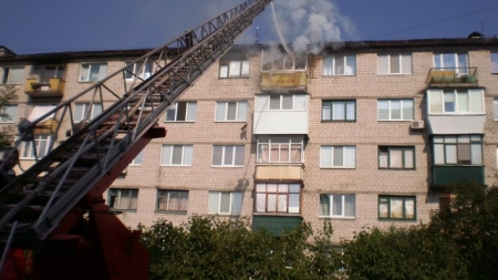 У Каневі рятувальники ліквідували пожежу в п’ятиповерхівці