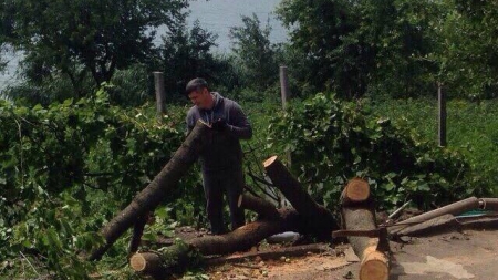 “Батьківщинівці” допомагають мешанцям Чорнобаївщини, які постраждали від буревію