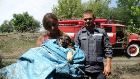 Смілянські рятувальники витягли з криниці собаку