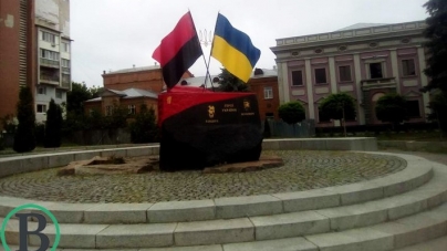 Пам’ятник Бандері та Шухевичу в Черкасах вже знову із синьо-жовтим прапором
