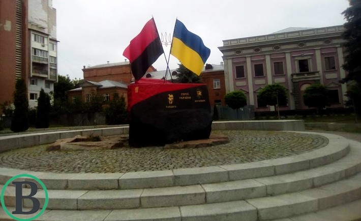 Пам’ятник Бандері та Шухевичу в Черкасах вже знову із синьо-жовтим прапором