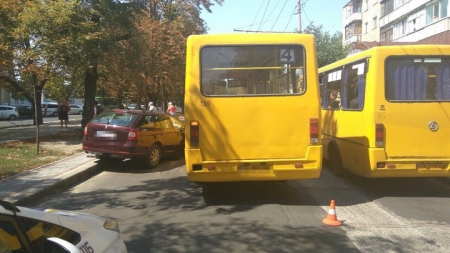 Пасажирський автобус врізався у «Шкоду» на бульварі Шевченка
