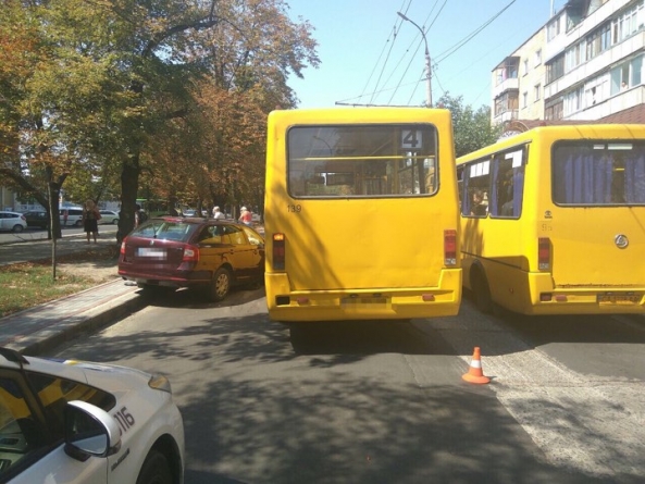 Пасажирський автобус врізався у «Шкоду» на бульварі Шевченка