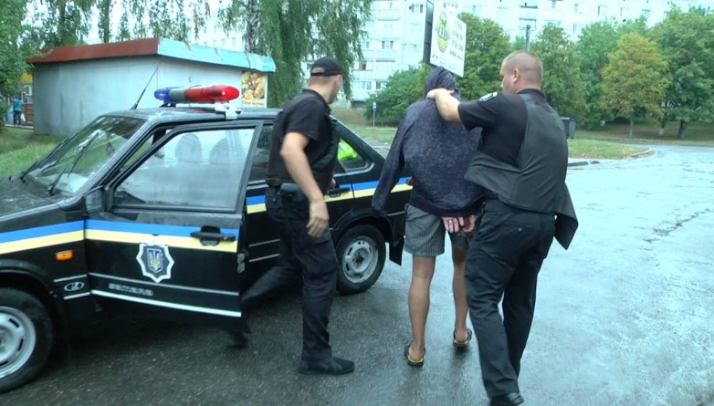 На Черкащині чоловік погрожував поліцейським пістолетом та кинув до ніг гранату