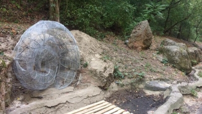 У парку “Сосновий бір” з’явилися каркаси доісторичних рептилій