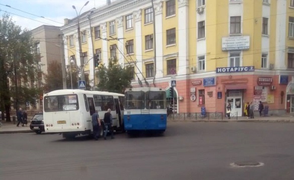 У центрі Черкас зіткнулися тролейбус і маршрутка