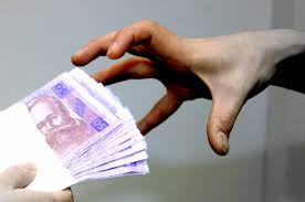 На хабарі в 10 тисяч гривень «пов’язали» черкаського податківця