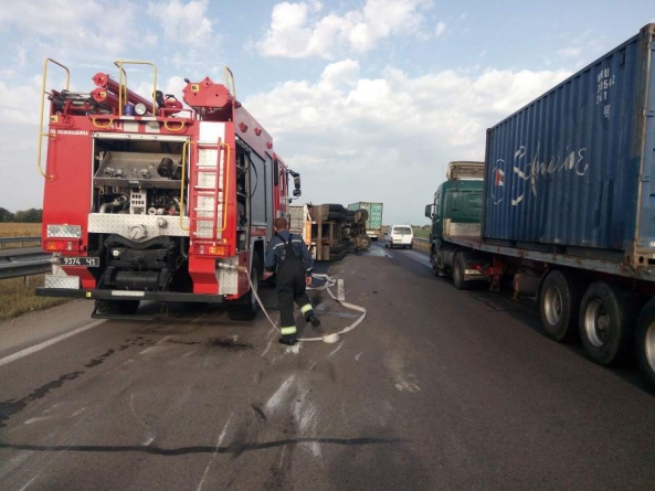 На Жашківщині перекинулася вантажівка: витекло пальне, але загоряння вдалося уникнути