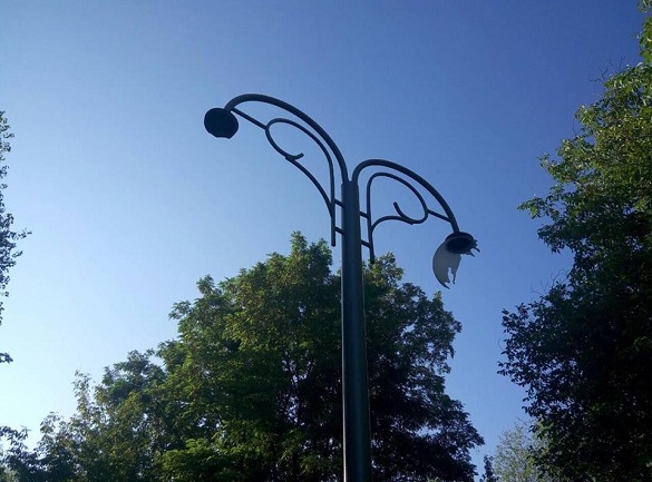 У черкаських парках вандали порозбивали ліхтарі