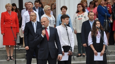 Міський голова Анатолій Бондаренко вітає освітян з професійним святом