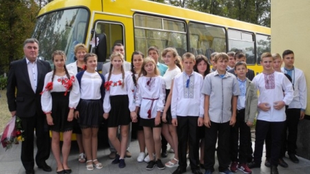 Звенигородській школі подарували автобус