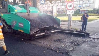 Дорожники завершили укладати ЩМА на бульварі Шевченка