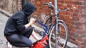 Нахабного крадія велосипедів у Городищі зафіксувала камера відеоспостереження