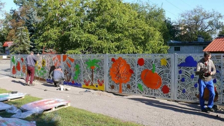 Біля дитячого садочку №41 у Черкасах встановили яскравий паркан