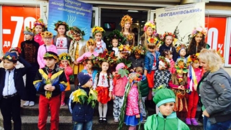 Дітлахи розквітли на фестивалі віночків у Черкасах