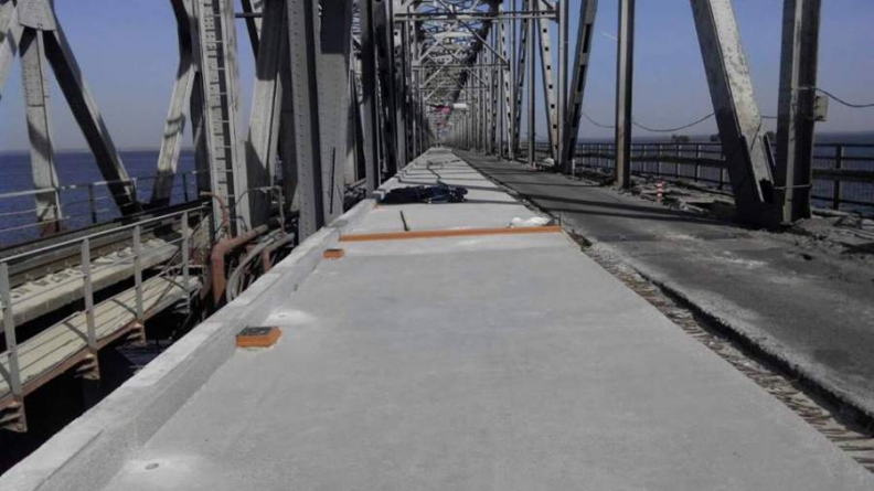 На мосту через Дніпро розпочалися роботи із влаштування шару гідроізоляції