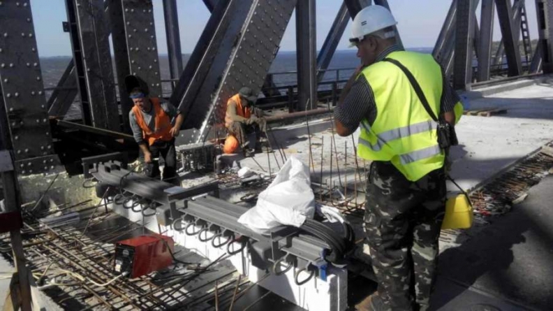 На Черкаському мосту закінчують монтувати деформаційні шви