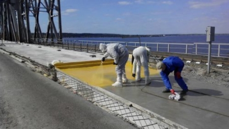 На мосту через Дніпро тривають роботи із влаштування шару гідроізоляції