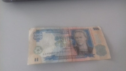 У Каневі чоловік обміняв у пенсіонерки гроші на сувенірних 200 гривень