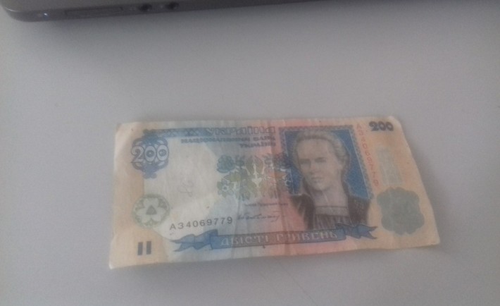 У Каневі чоловік обміняв у пенсіонерки гроші на сувенірних 200 гривень