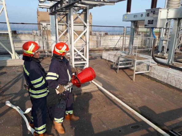 Канівські рятувальники вчилися гасити пожежу на електростанції