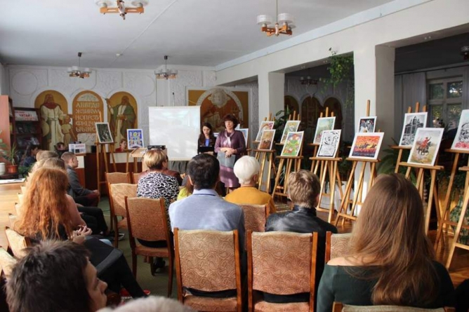 Дитячі малюнки продали на аукціоні, щоб допомогти онкохворим дітям